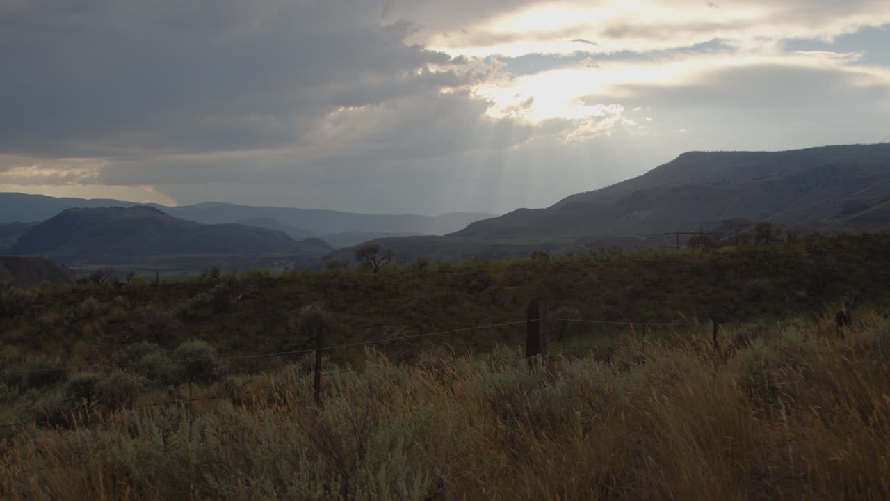 rayos de luz con una cerca de alambre de púas cerca de cache creek, columbia británica, canadá