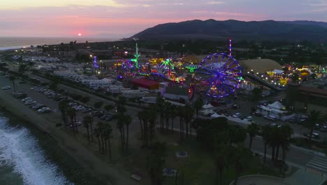 Antena-Al-Atardecer-Sobre-Un-Gran-Recinto-Ferial-Y-Ferial-Del-Condado-Con-Noria-Ventura-County-Fair-2