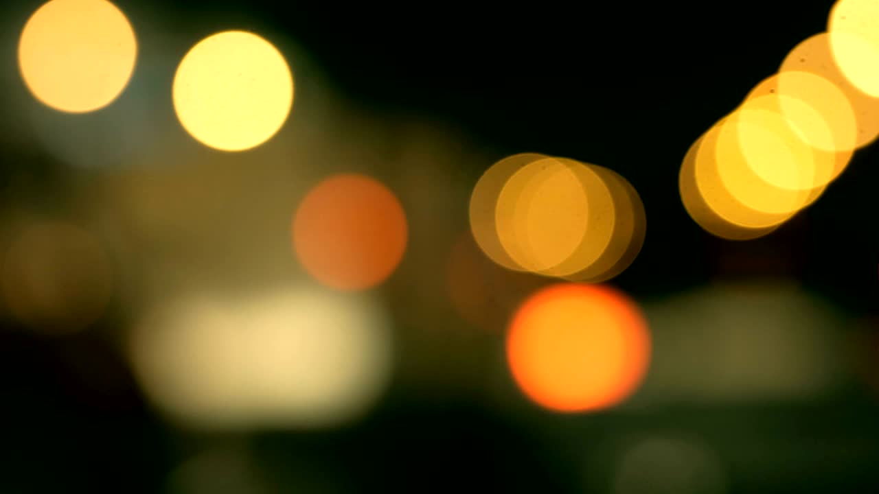 luces desenfocadas calle de los ángeles resumen. fondo borroso de la ciudad. círculos de bokeh en movimiento del tráfico nocturno.