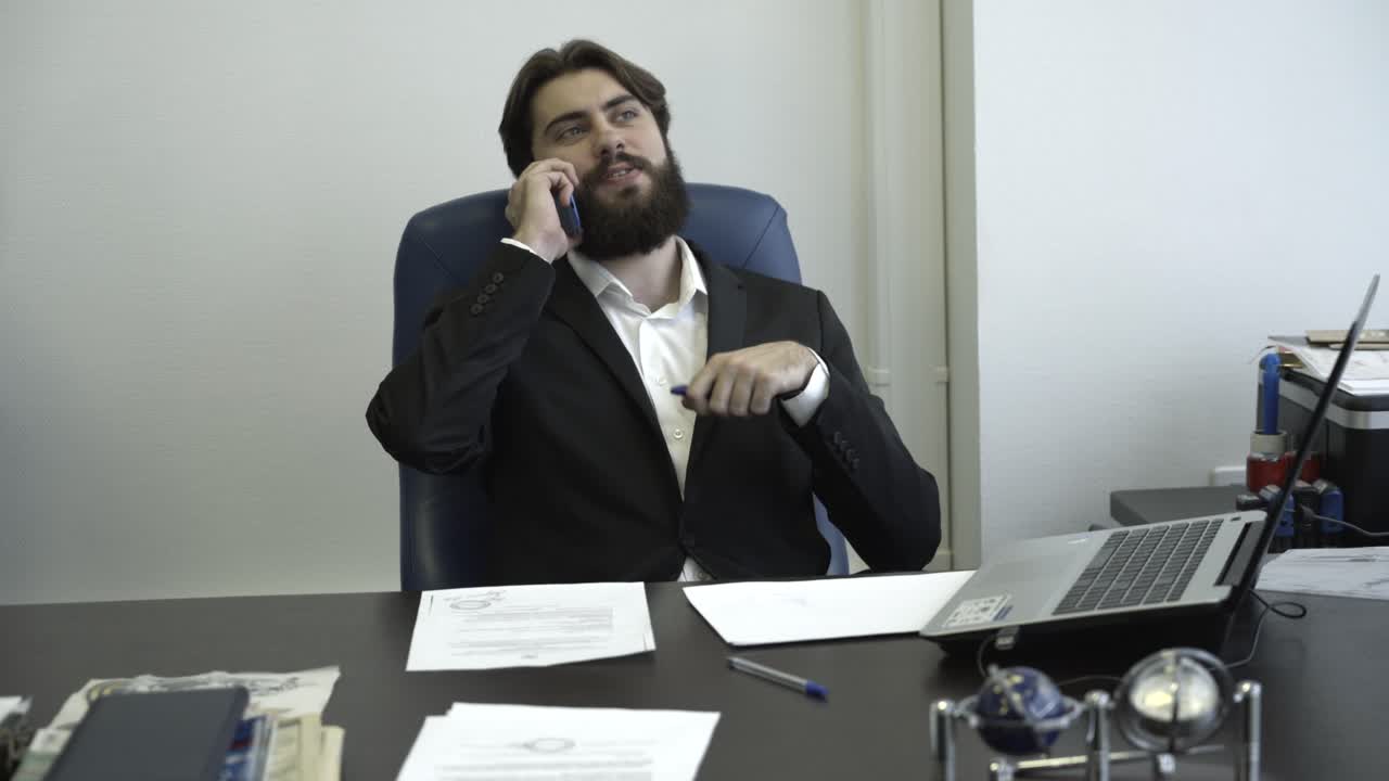 Homem de negócios ao telefone no escritório