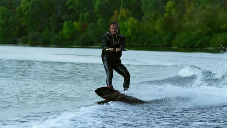Mann-Wakeboarden-Auf-Dem-Fluss.-Wassersportaktivitäten-In-Zeitlupe