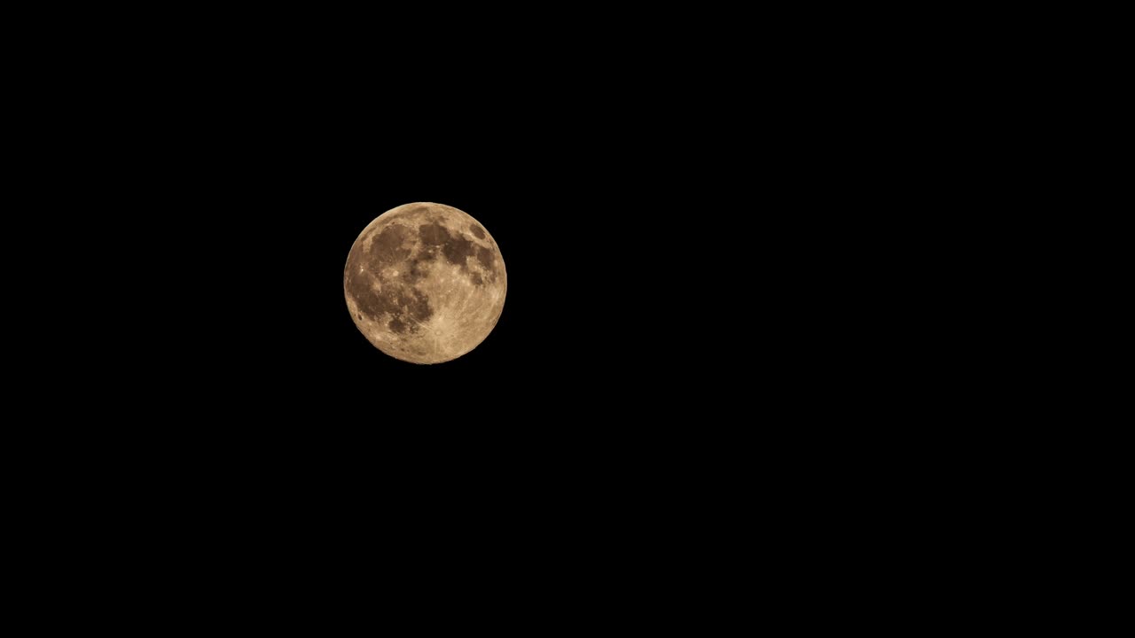 Time-lapse da Lua Cheia nascendo e se movendo pelo céu