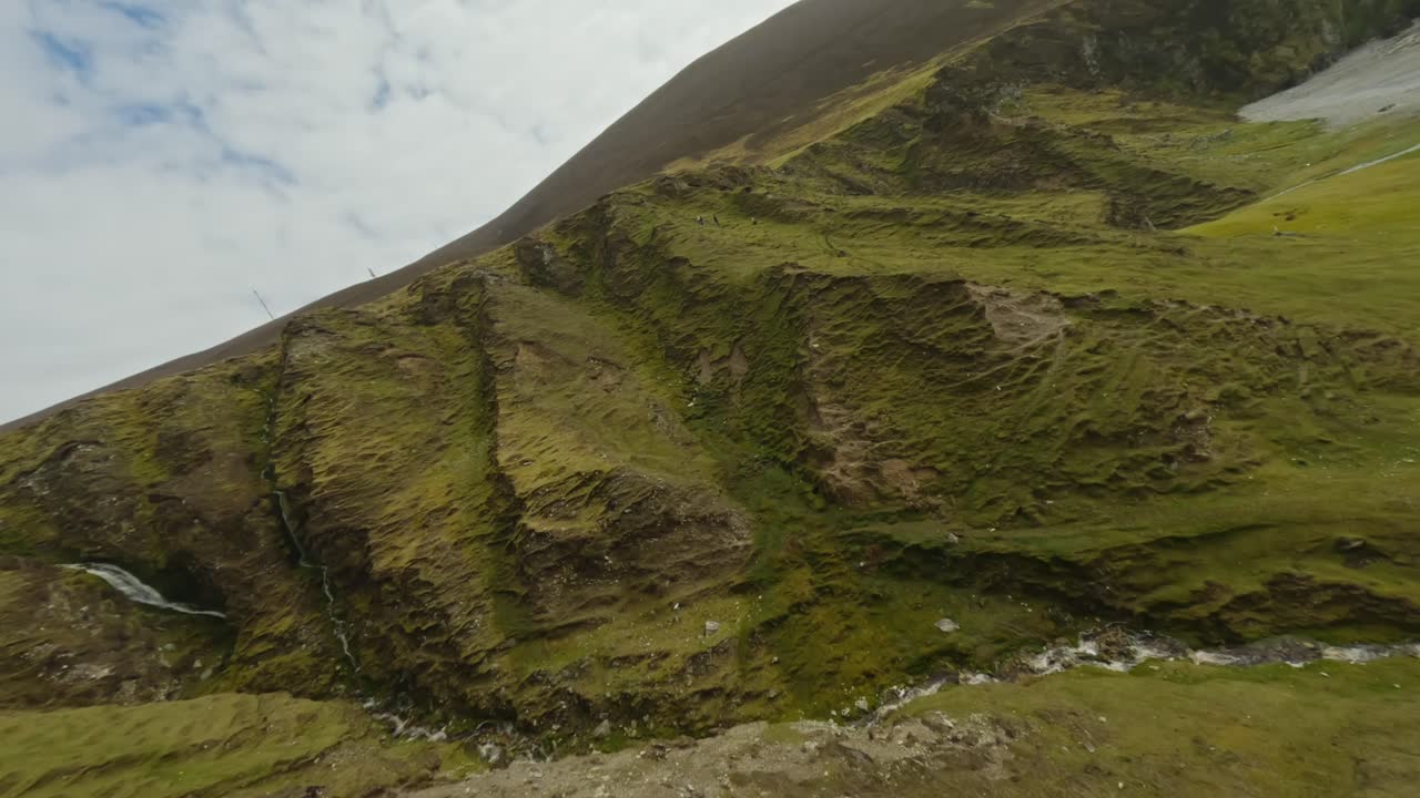 Ripresa veloce con drone FPV che vola vicino alle scogliere verdi sull'isola di Achill