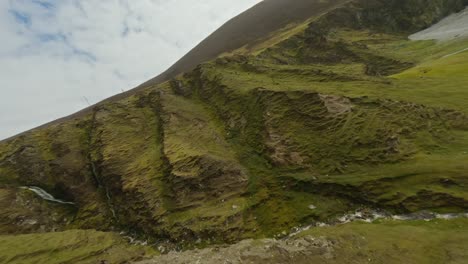 Schneller-FPV-Drohnenschuss,-Der-In-Der-Nähe-Der-Grünen-Klippen-Auf-Achill-Island-Fliegt