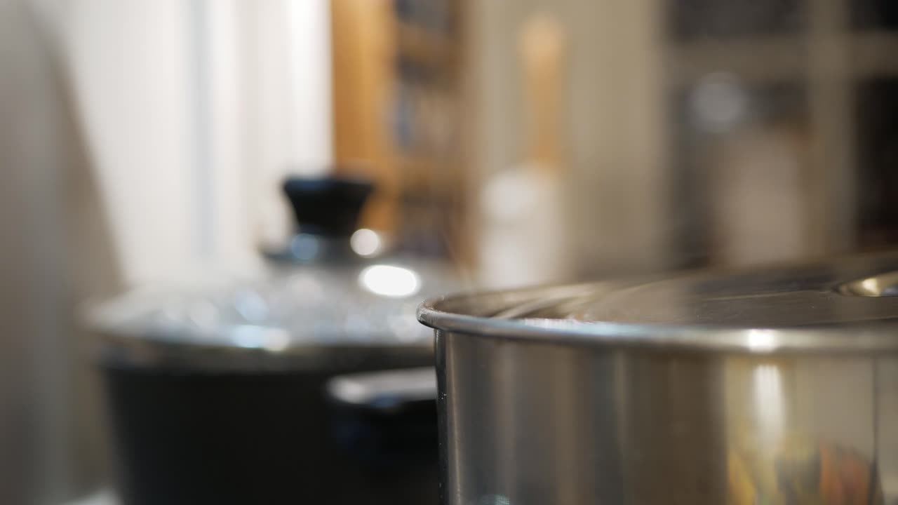 el vapor se eleva sobre las ollas en la cocina, tiempo de cocción, primer plano