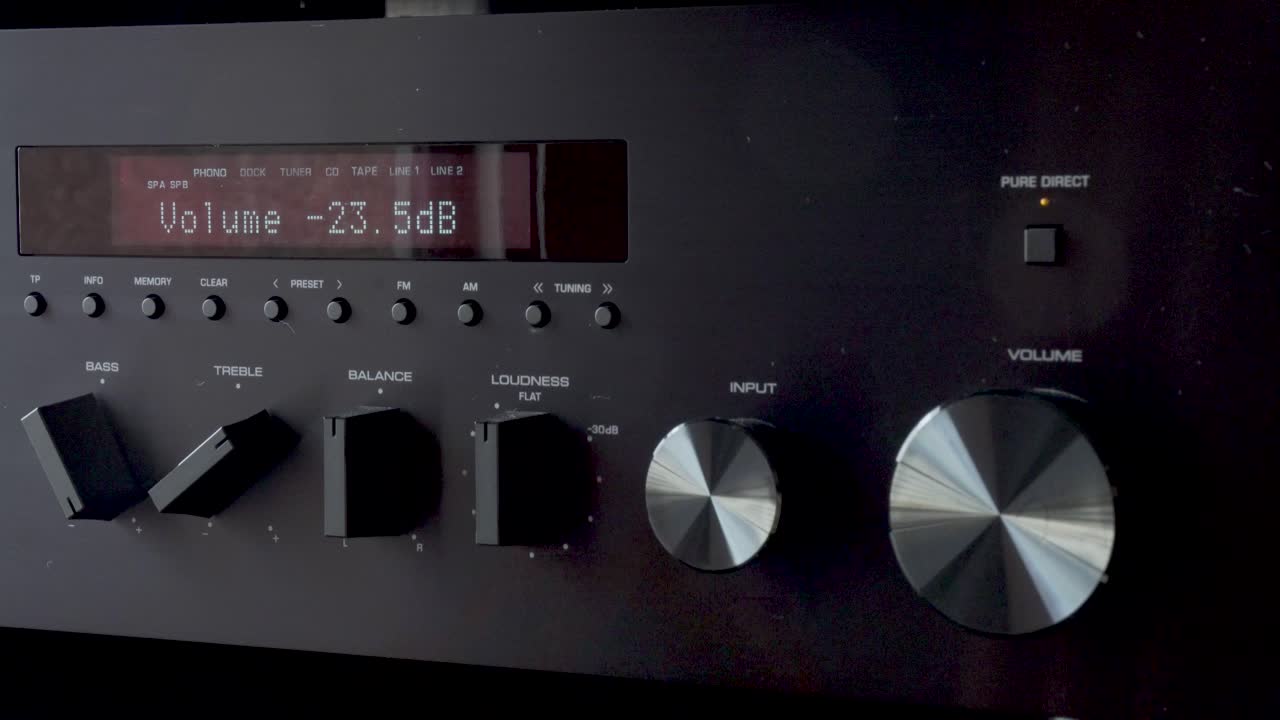 하이파이 장비의 볼을 손으로 높이는 것