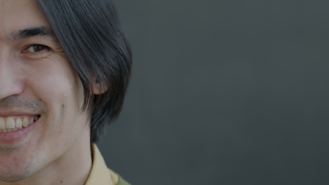 미소 짓는 남자 초상화