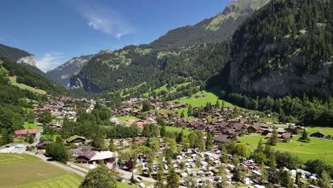 pueblo suizo de lauterbrunnen en el valle de las montañas de los alpes suiza naturaleza