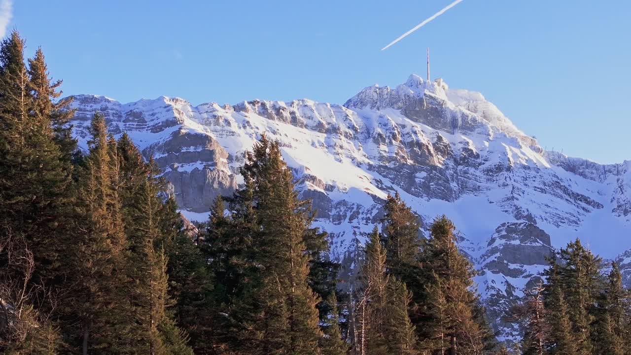 silueta de montañas cubiertas de nieve capturada por un dron al amanecer