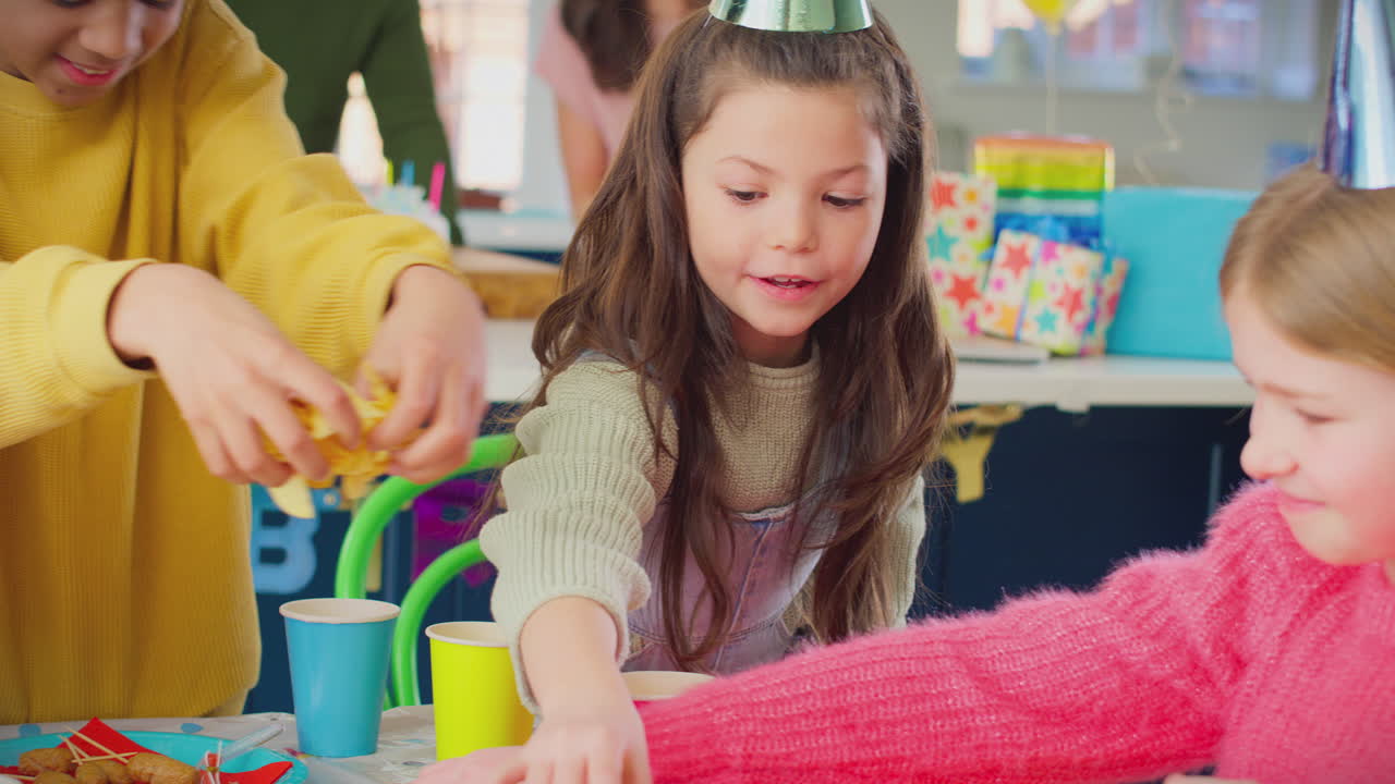 niños comiendo bocadillos en una fiesta para celebrar su cumpleaños en casa