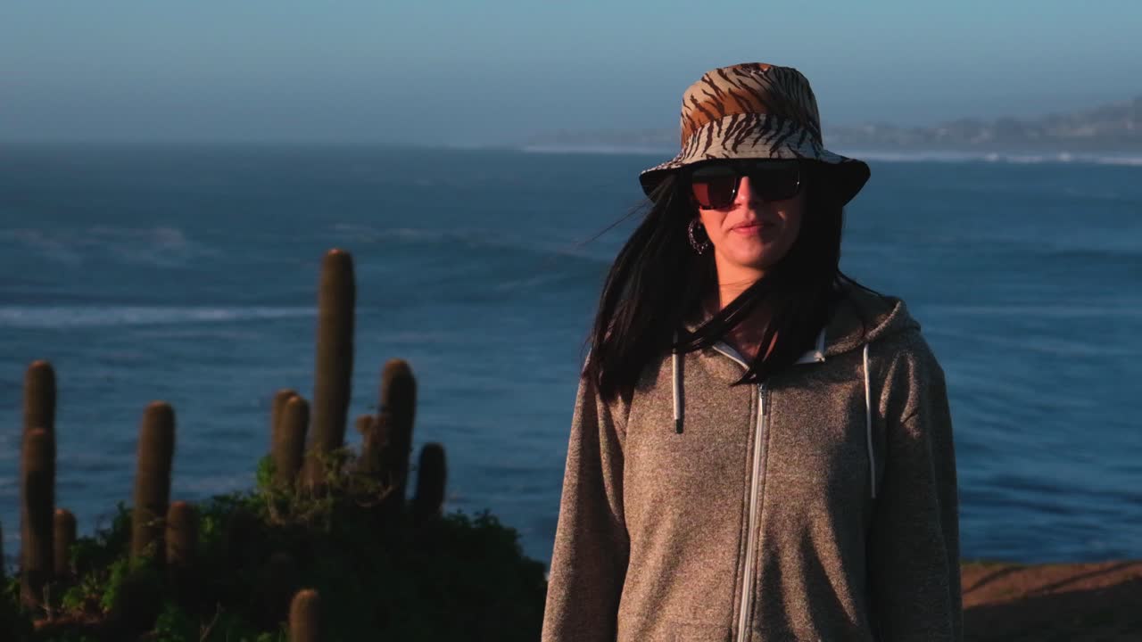 해변, pichilemu, punta de lobos에 양동이 모자와 아름 다운 젊은 여자 여자 라틴어 초상화