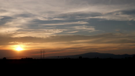 el disco del sol poniente sobre el campo en el campo 2