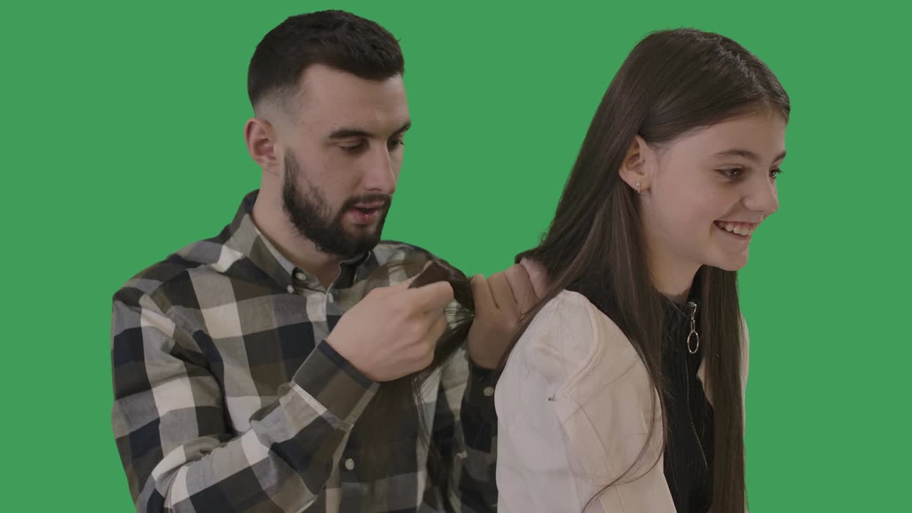 웃는 갈색 십대 소녀는 그녀의 머리카락을 처리하기 위해 아버지를 기다리고 있습니다. 충격에 빠진 수염이있는 백인 남자가 손으로 머리를 잡고 숨쉬고 있습니다. 보살, 생활 방식, 가족. chromakey. cinema 4k prores hq.