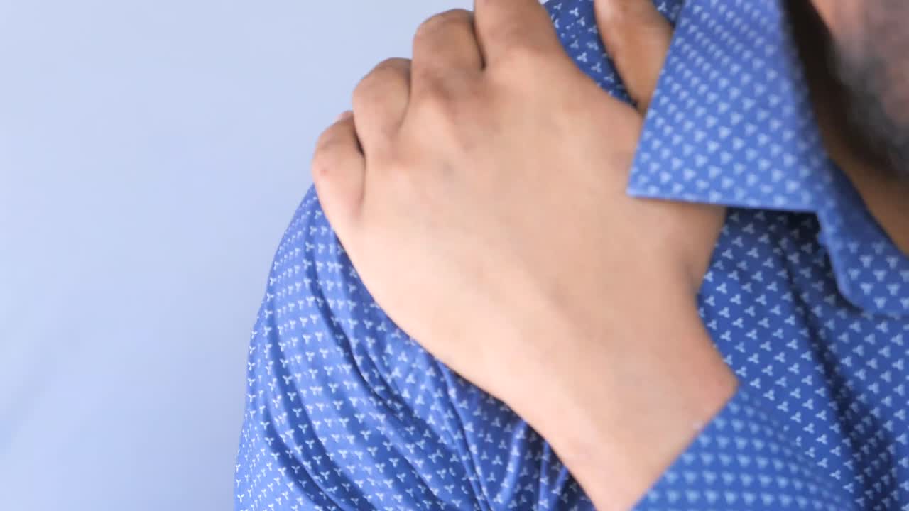 hombre con dolor de hombro