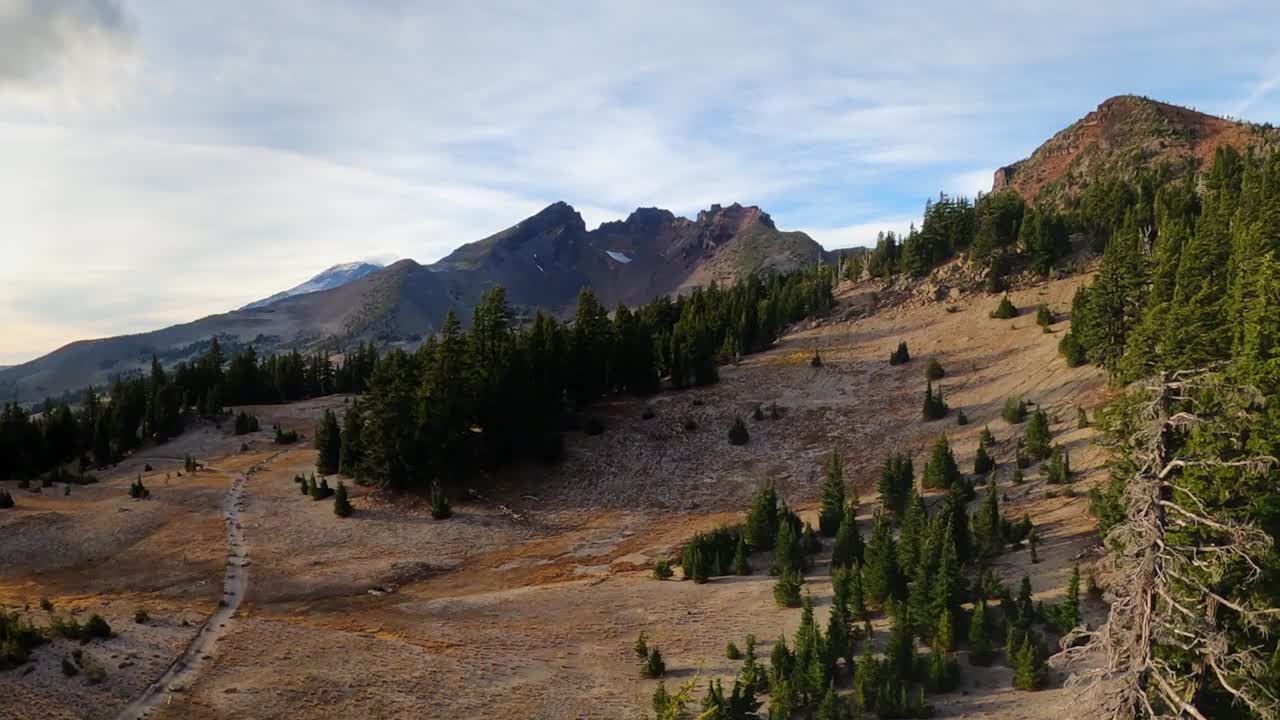 Panoramica aerea di una grande vetta montuosa nella natura selvaggia dell'Oregon in autunno