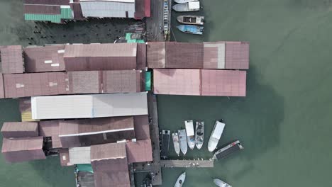 Luftüberflug:-Boote-Aus-Der-Vogelperspektive,-Die-Am-Chew-Jetty-In-Malaysia-Festgemacht-Haben