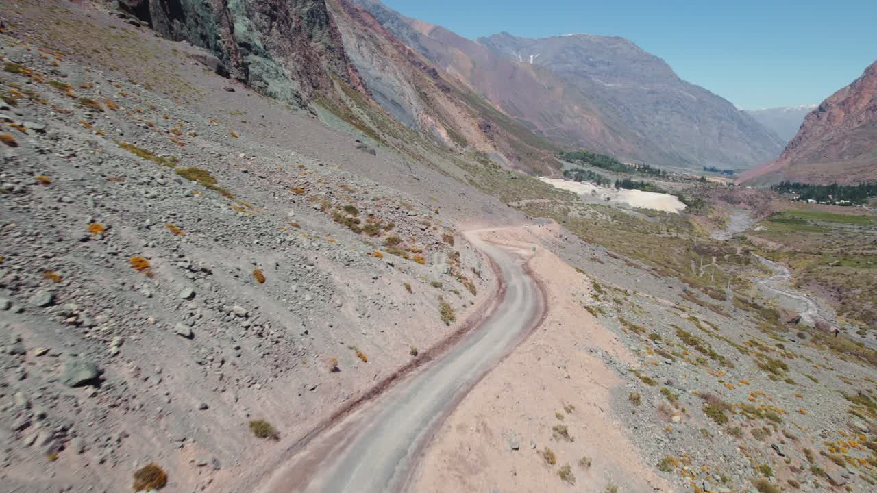 conducción de automóviles a través del paso de montaña todoterreno hasta termas valle de colina en un día soleado en chile