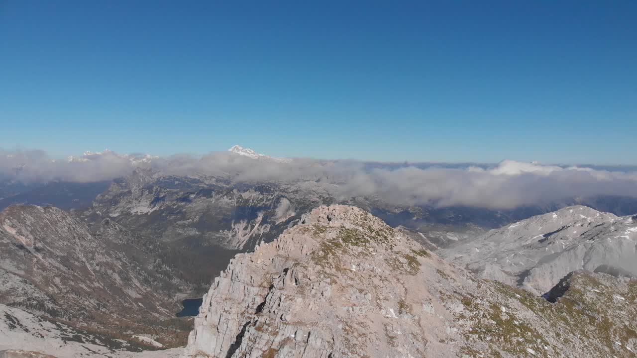 vista circular de drones de la meseta épica de krn en los alpes julianos, eslovenia en un día soleado