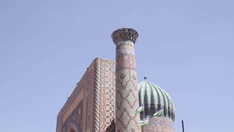 Hermosas-Cúpulas-Azules-En-La-Fachada-De-La-Madraza-En-Samarcanda,-Uzbekistán-A-Lo-Largo-De-La-Histórica-Ruta-De-La-Seda