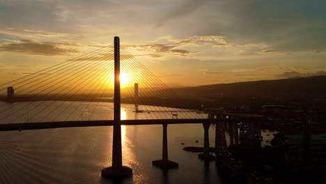 Cebu-Cordova-Link-Expressway,-Dramatischer-Sonnenuntergang-Am-Späten-Abend