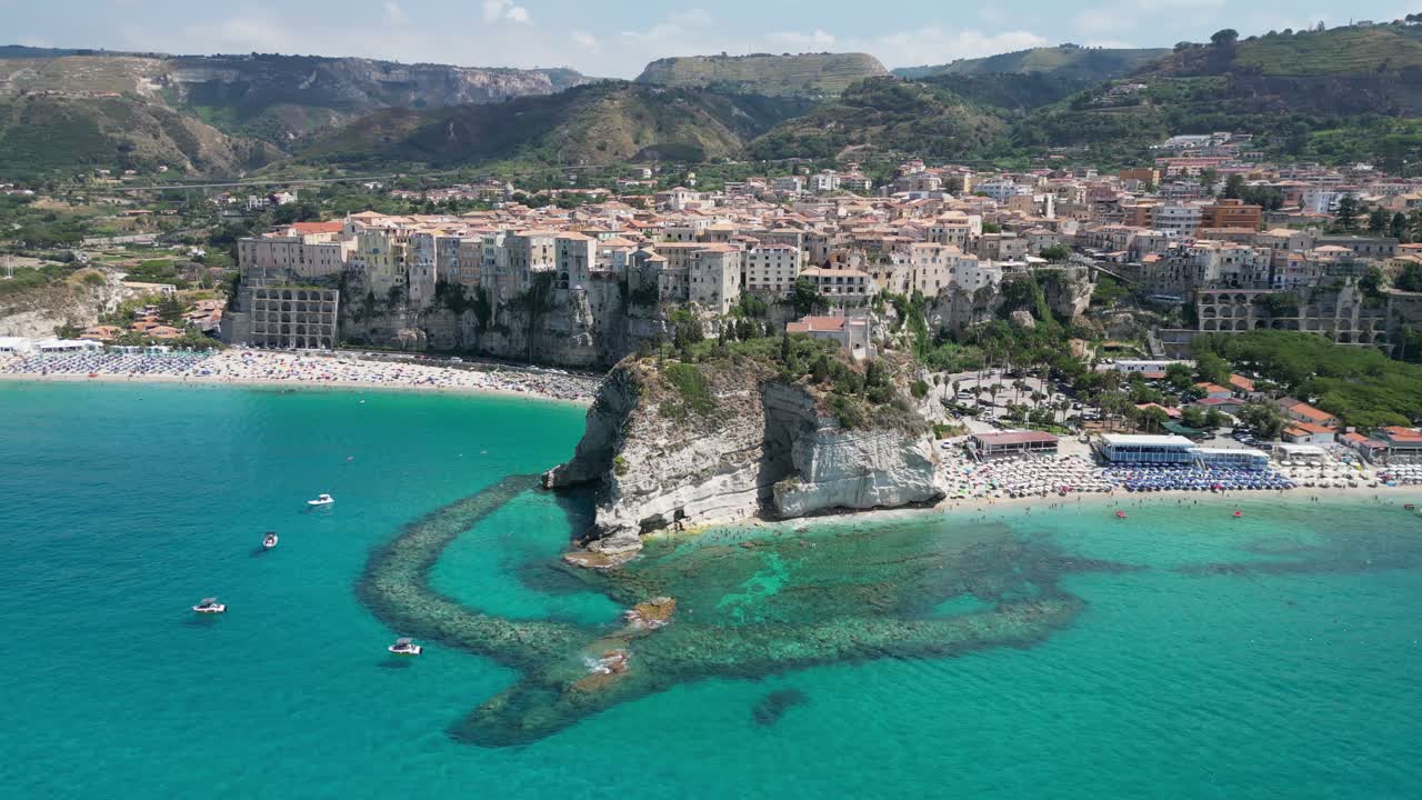 이탈리아 칼라브리아의 트로페아 해변, 절벽 및 해안 마을 - 공중 4k 선회