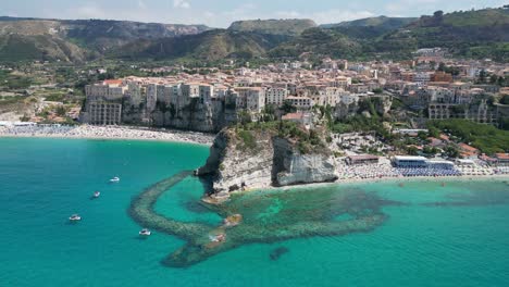 playas de tropea, acantilado y pueblo costero en calabria, italia - 4k aéreos dando vueltas