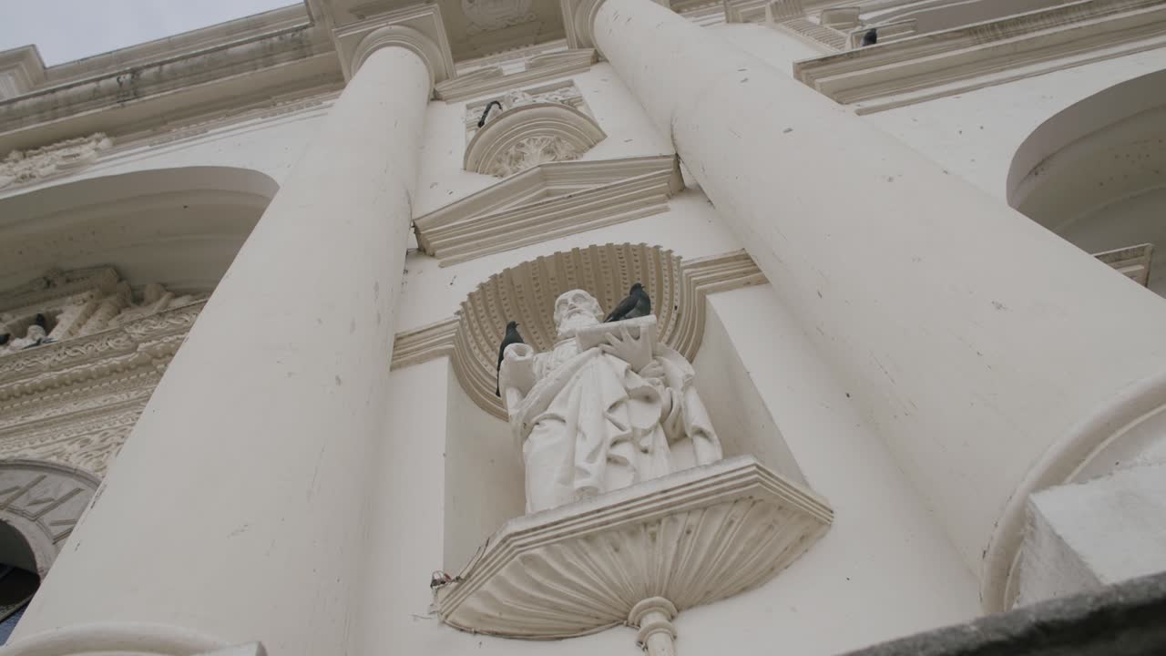 과테말라 안티구아에 있는 교회 밖에 있는 성자 조각의 슬로우 모션 포워드 모션 영상