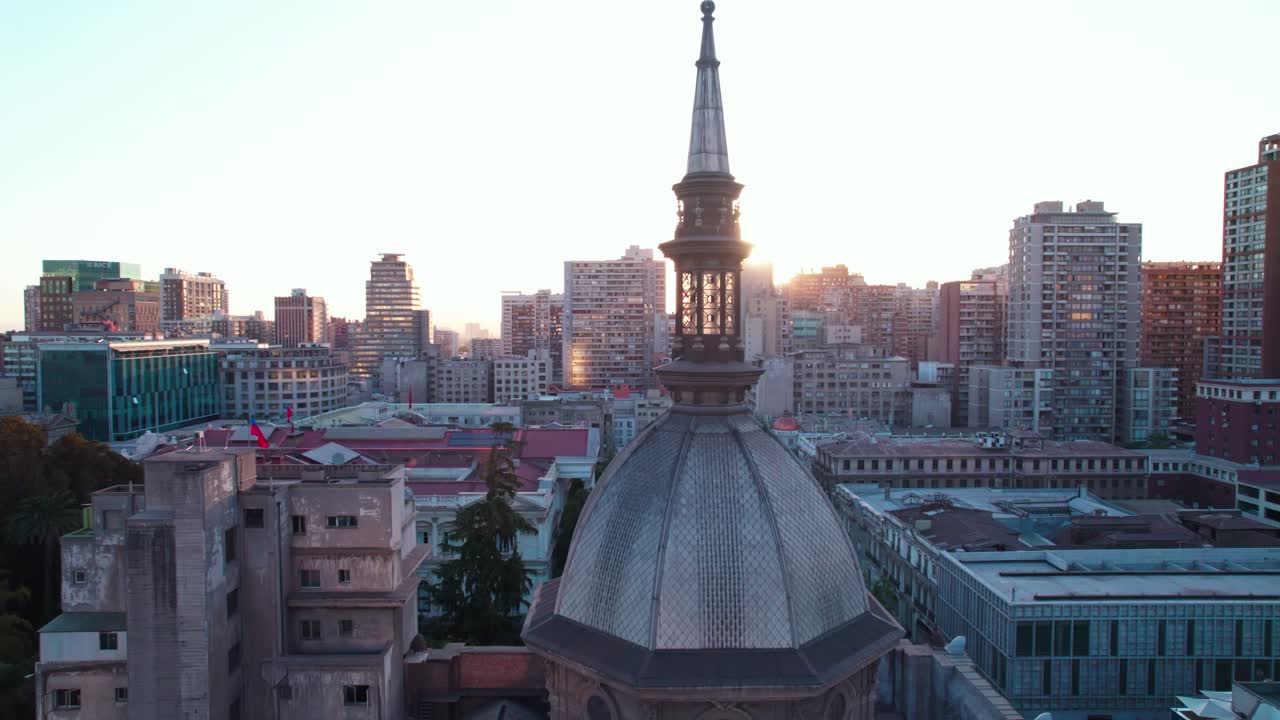 산티아고 메트로폴리탄 대성당의  ⁇  주위를 회전하는  ⁇ 과 그 뒤의 스카이라인