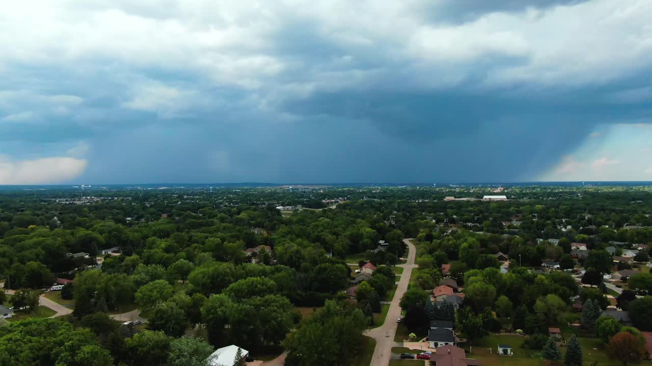 aerial moviéndose hacia el aguacero de lluvia sobre appleton, wisconsin