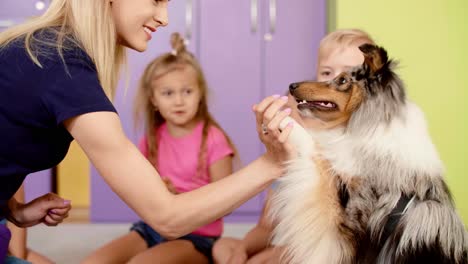 Therapeutin-Und-Ihr-Hund-Treffen-Sich-In-Der-Vorschule