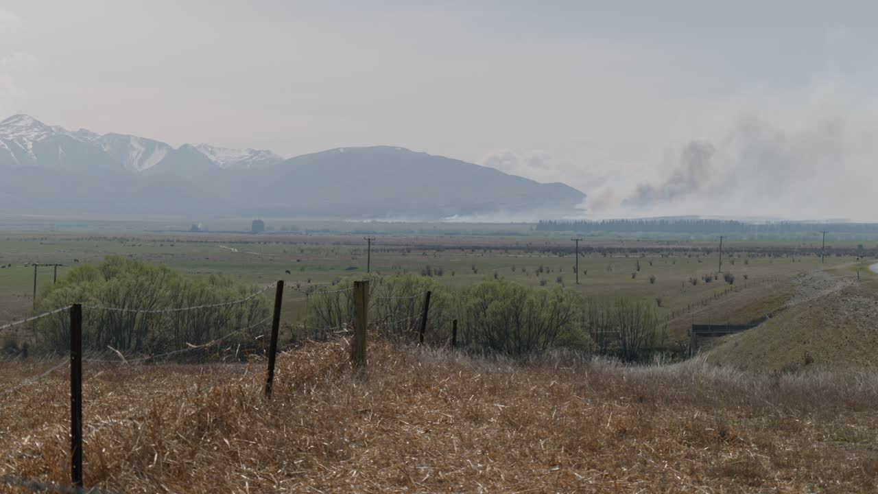 Catastrophe naturelle due au changement climatique, fumée au-dessus du parc national du Mont Cook avec de l'herbe sèche.