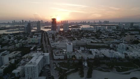 Horizonte-De-Miami-Al-Atardecer-Vista-Del-Centro-Desde-Imágenes-Aéreas-De-Drones-De-Miami-South-Beach