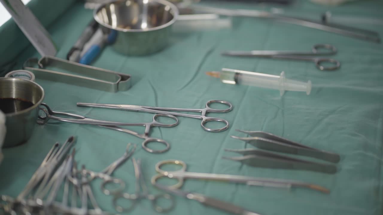 instrumentos médicos utilizados en la cirugía estética, que simbolizan el arte y la precisión detrás de las mejoras cosméticas