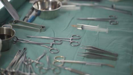 instruments médicaux utilisés en chirurgie esthétique, symbolisant l'art et la précision derrière les améliorations esthétiques