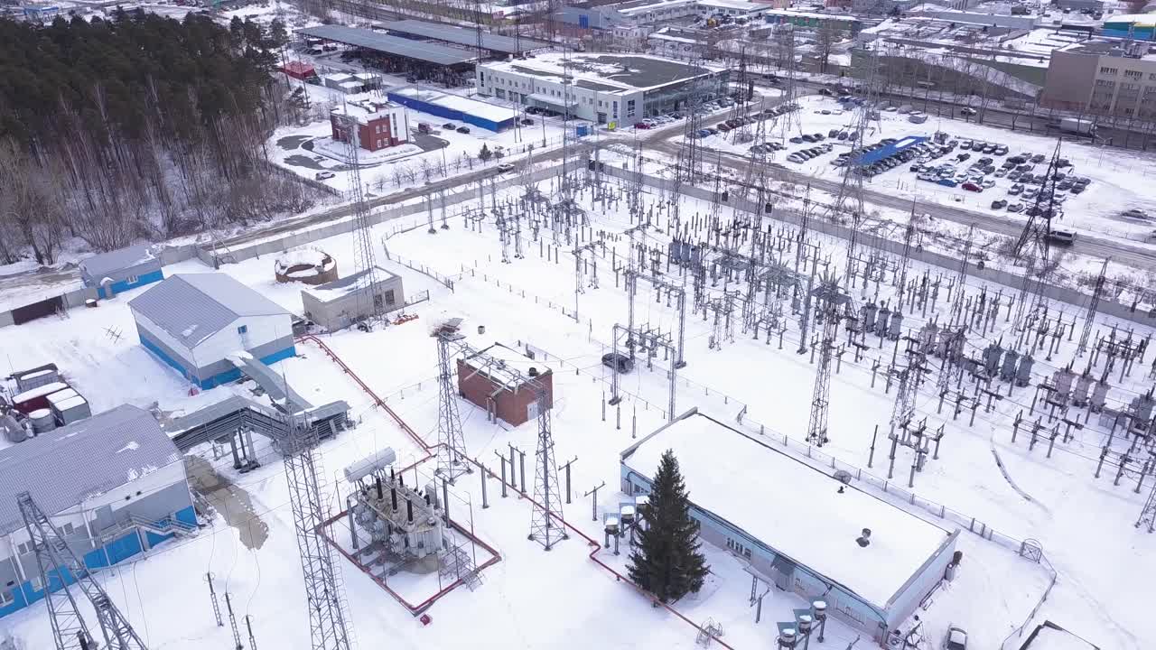 взгляд с воздуха на заснеженную подстанцию