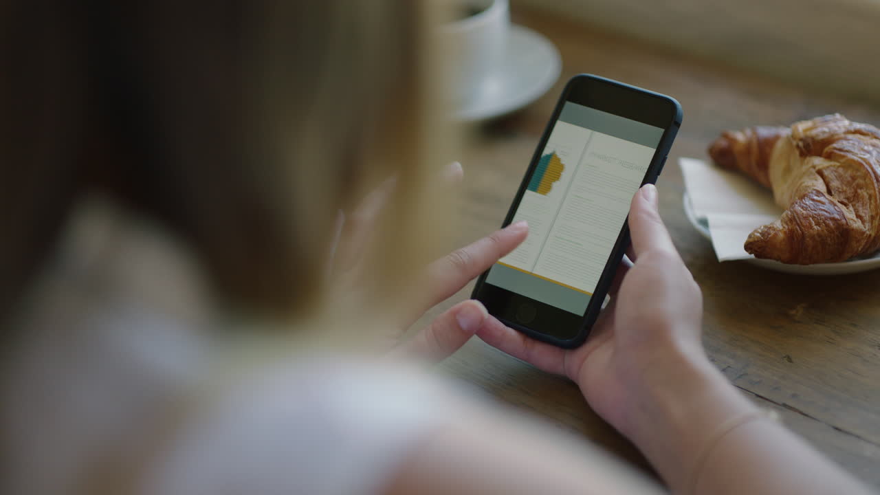 manos de una mujer usando un teléfono inteligente navegando por mensajes en línea relajándose en una cafetería enviando mensajes de texto disfrutando del teléfono móvil compartiendo el estilo de vida en las redes sociales de cerca