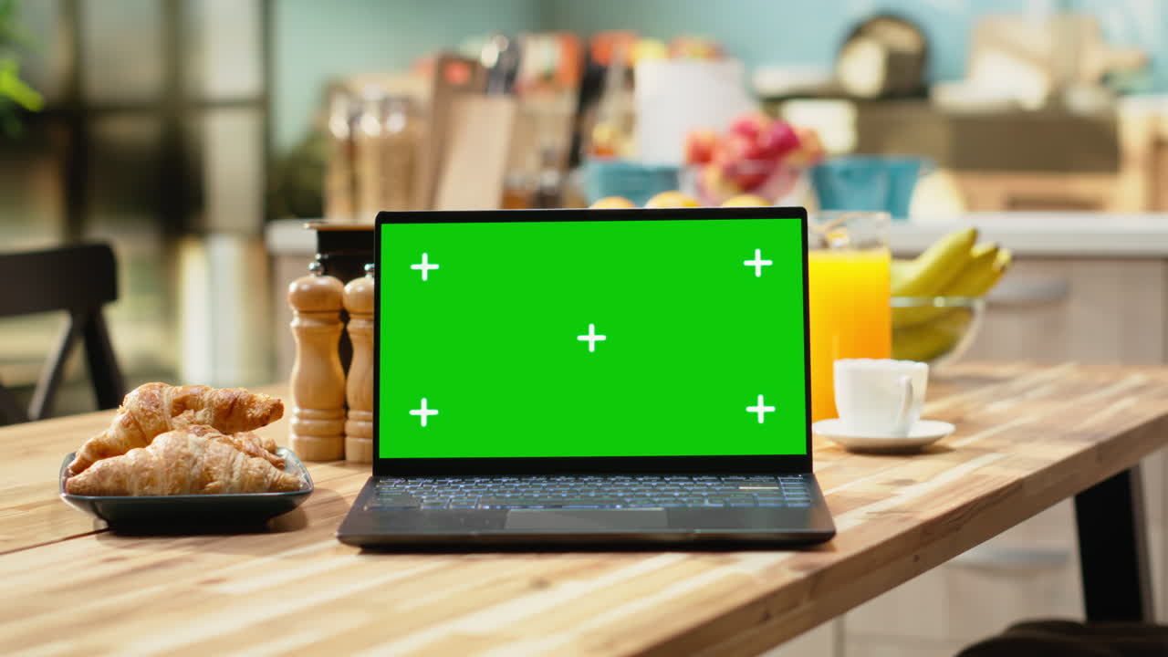 Schermo chroma key isolato in un accogliente interno di cucina con tavolo per la colazione