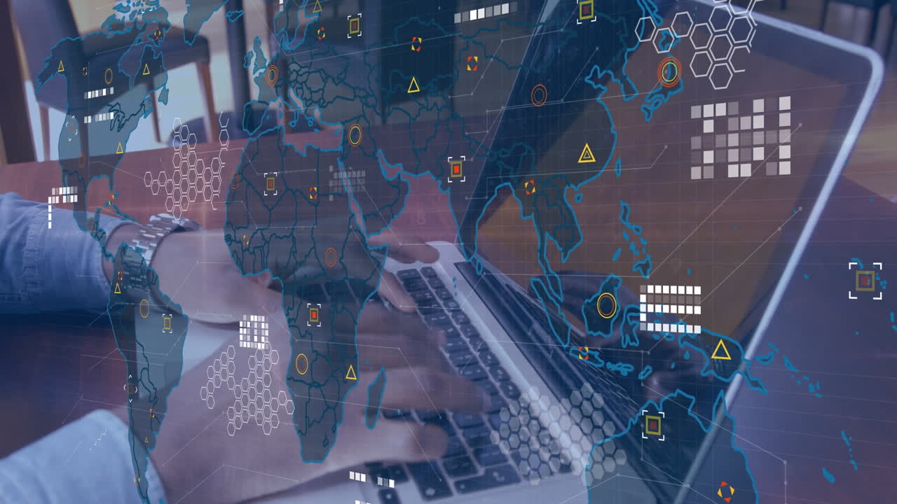 animación del mapa del mundo sobre las manos de un hombre caucásico usando una computadora portátil con espacio para copiar