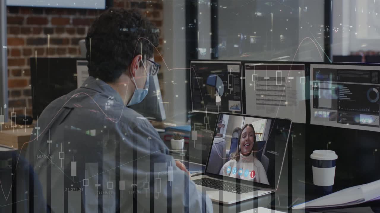 procesamiento de datos sobre hombre caucásico con máscara facial haciendo una llamada de video en la computadora portátil en la oficina