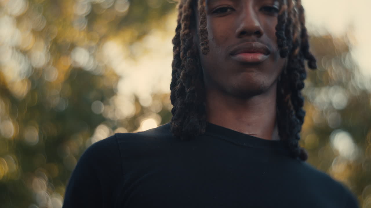 joven con una pelota de baloncesto