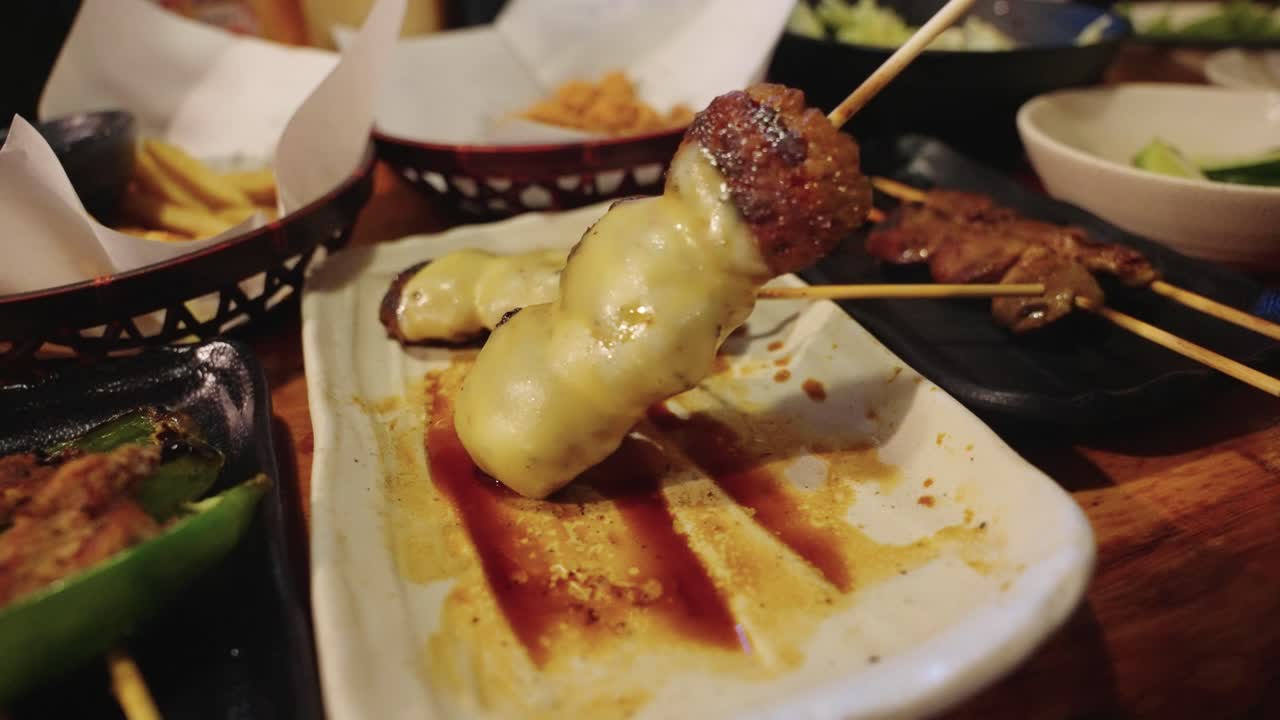 Viên gà băm nướng phô mai, Tsukune Yakitori gà Nhật Bản.