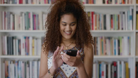 Retrato-Linda-Joven-Mujer-De-Raza-Mixta-Usando-Un-Teléfono-Inteligente-Enviando-Mensajes-De-Texto-Navegando-En-Línea-Enviando-Mensajes-SMS-Disfrutando-De-La-Comunicación-Por-Teléfono-Móvil-Hermosa-Chica-Con-Cabello-Rizado