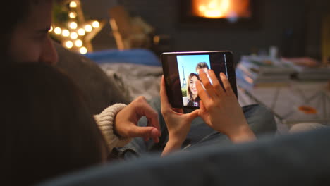 pareja viendo fotos en la tableta