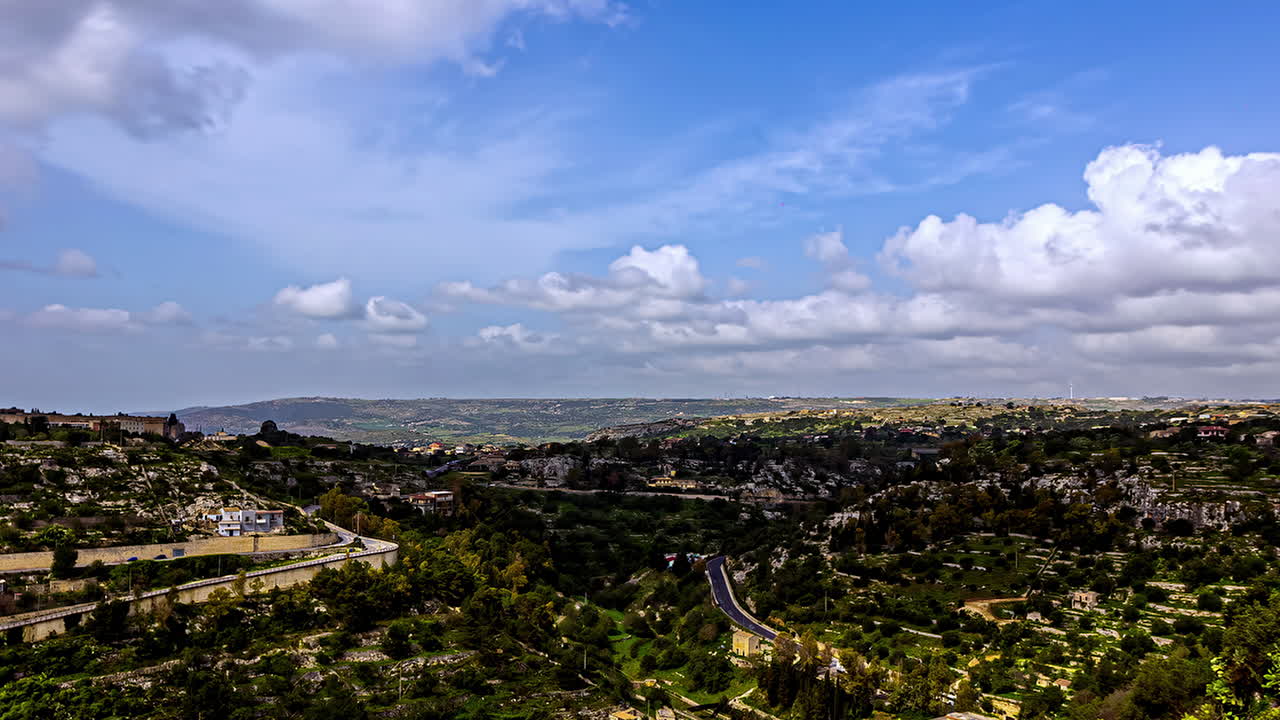 time-lapse del hermoso paisaje italiano de sicilia, italia con vistas a los edificios históricos, las nubes que pasan y la naturaleza en un día de verano