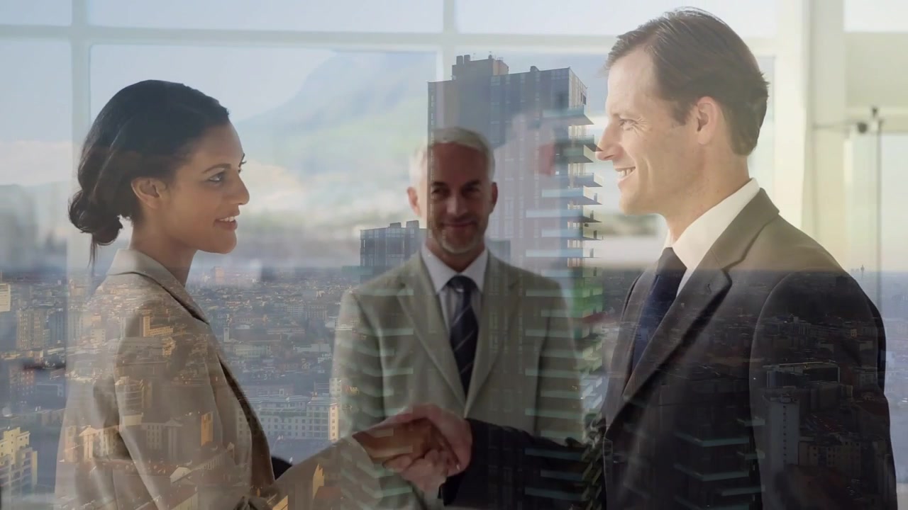 Due professionisti si stringono la mano dopo un incontro, con un testimone che osserva mentre uno skyline si sovrappone al gruppo che sigla l'accordo.