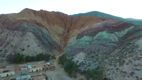 Luftaufnahme-Siebenfarbiger-Hügel-In-Der-Nähe-Des-Dorfes-Purmamarca,-Argentinien