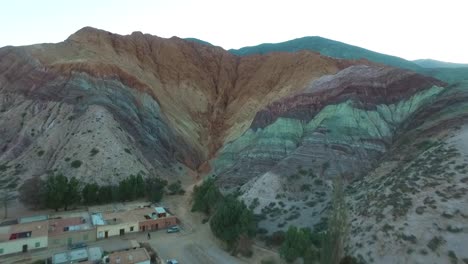 vista aérea de la colina de siete colores cerca del pueblo de purmamarca, argentina