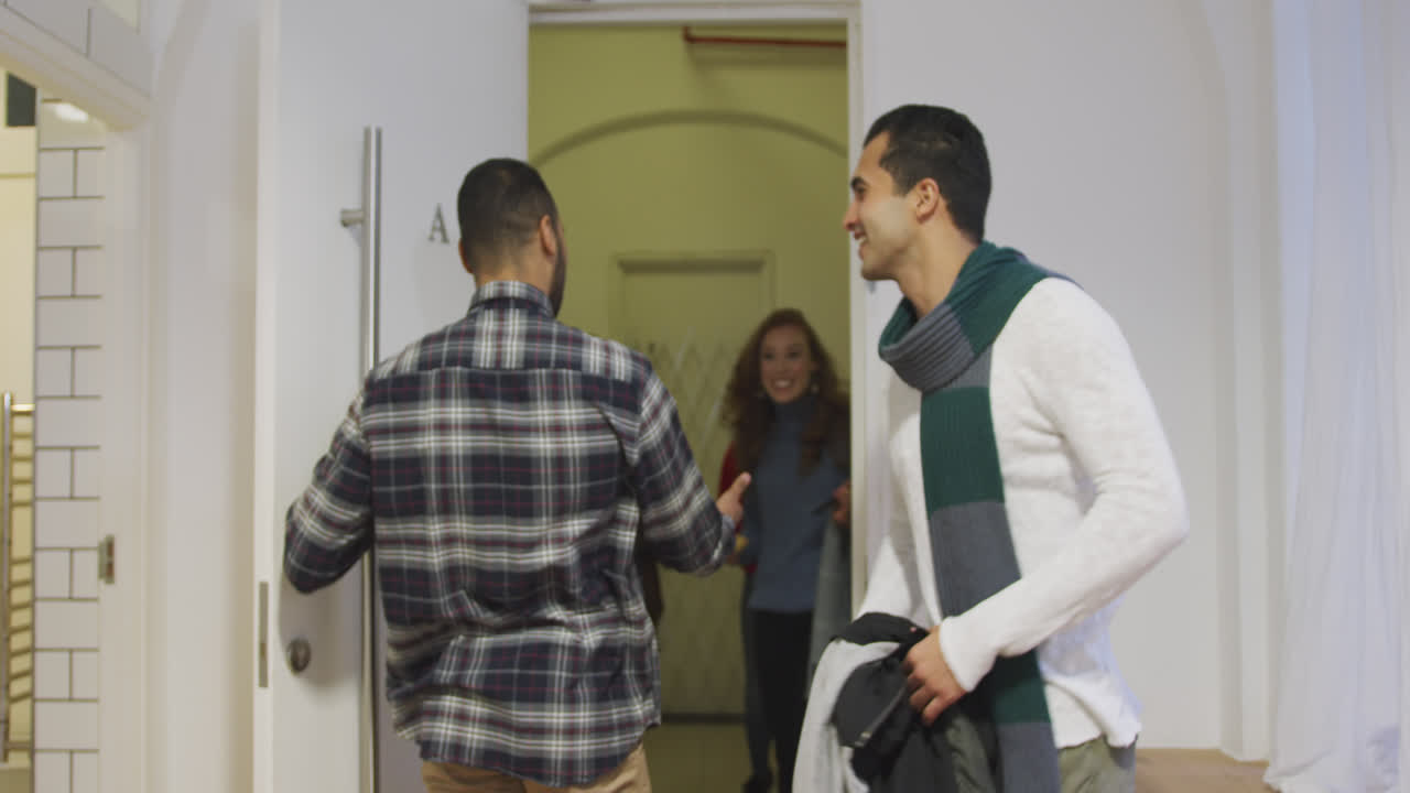 밀레니얼 세대의 성인 친구들이 집에서 함께 어울리고 있습니다.