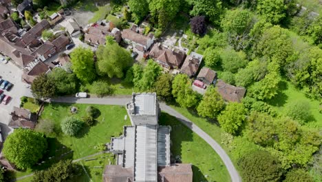 Vista-De-Pájaro-De-Una-Iglesia-En-Chilham,-Kent,-Reino-Unido