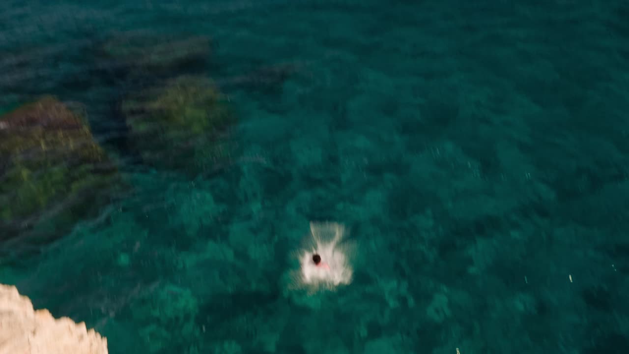 절벽에서 바다로 뛰어내린 남자